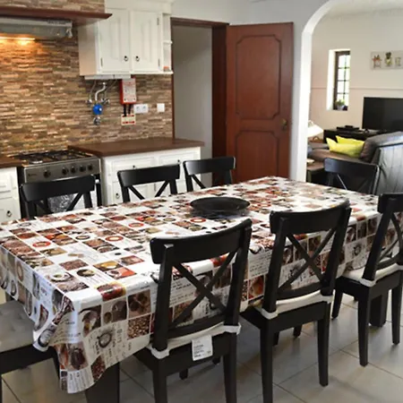 Villa Sleeps22-garden-hottub-pool-barbecue-jacuzzi *